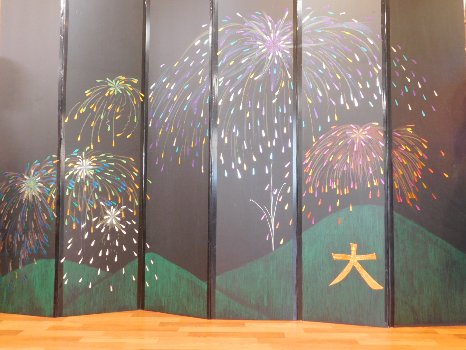花火の屛風を制作しました 大阪府八尾市のサービス付き高齢者向け住宅 あぷり志紀 小規模多機能ホーム あぷり 花火の屛風を制作しました 大阪府八尾市のサービス付き高齢者向け住宅 あぷり志紀 小規模多機能ホーム あぷり